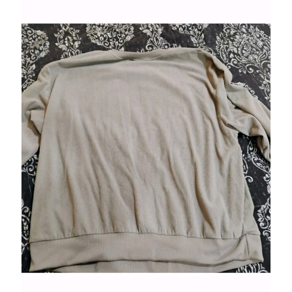 SHEIN Tan Long Sleeve with Star - Picture 5 of 7